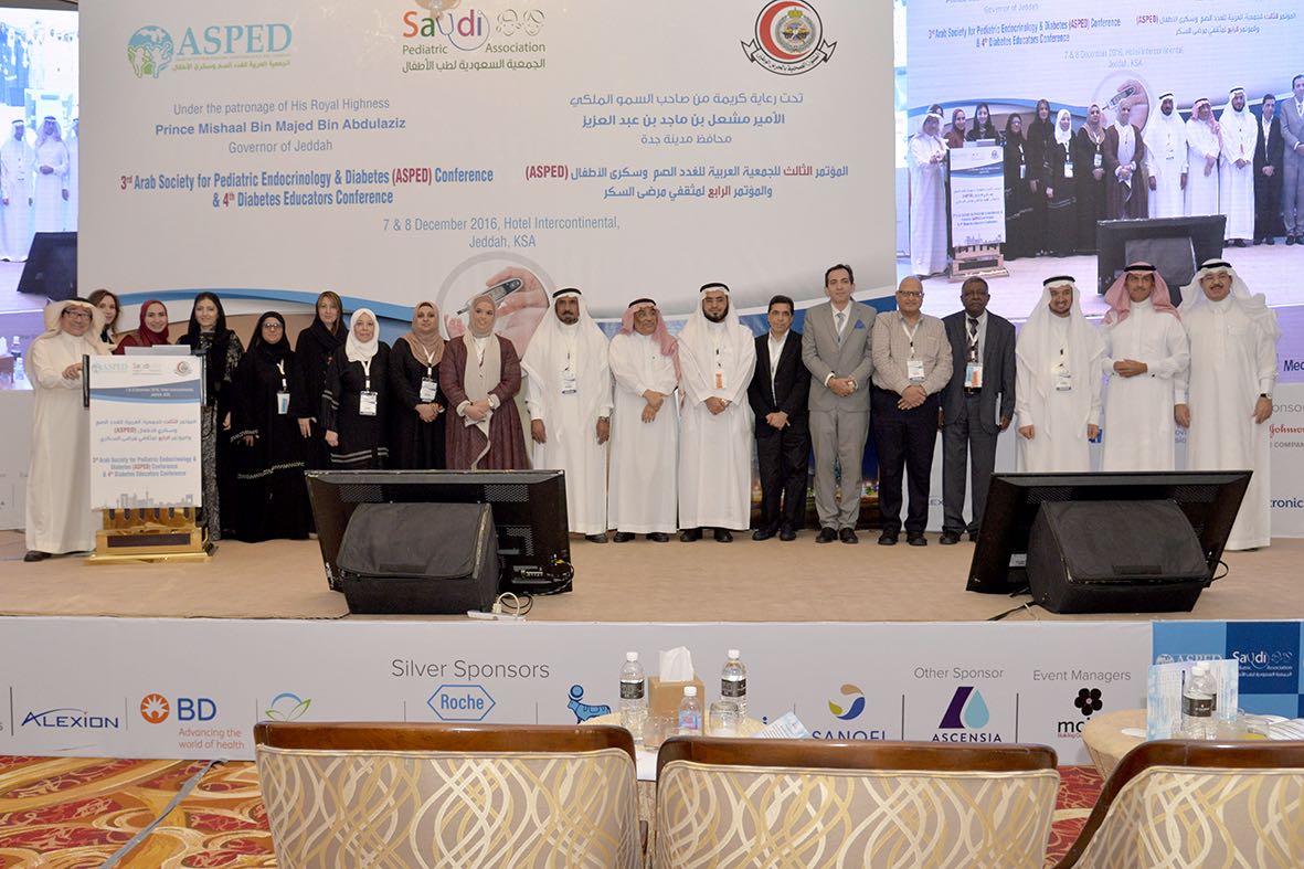 صورة لبعض المشاركين في أحد مؤتمرات الجمعية في جدة